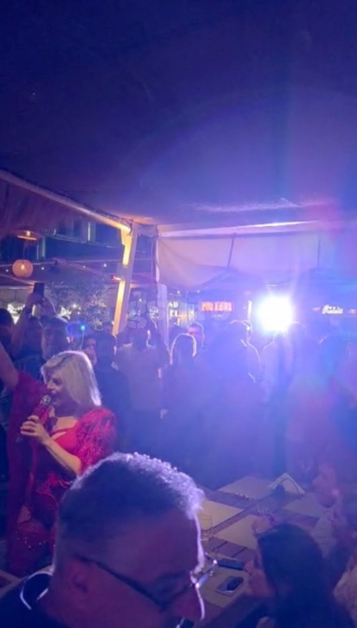 Loredana, show pe masa lui Gică și Ianis Hagi » Petrecere „legendară” joi seara în stațiunea Mamaia! Tot „numărul”, surprins de GSP