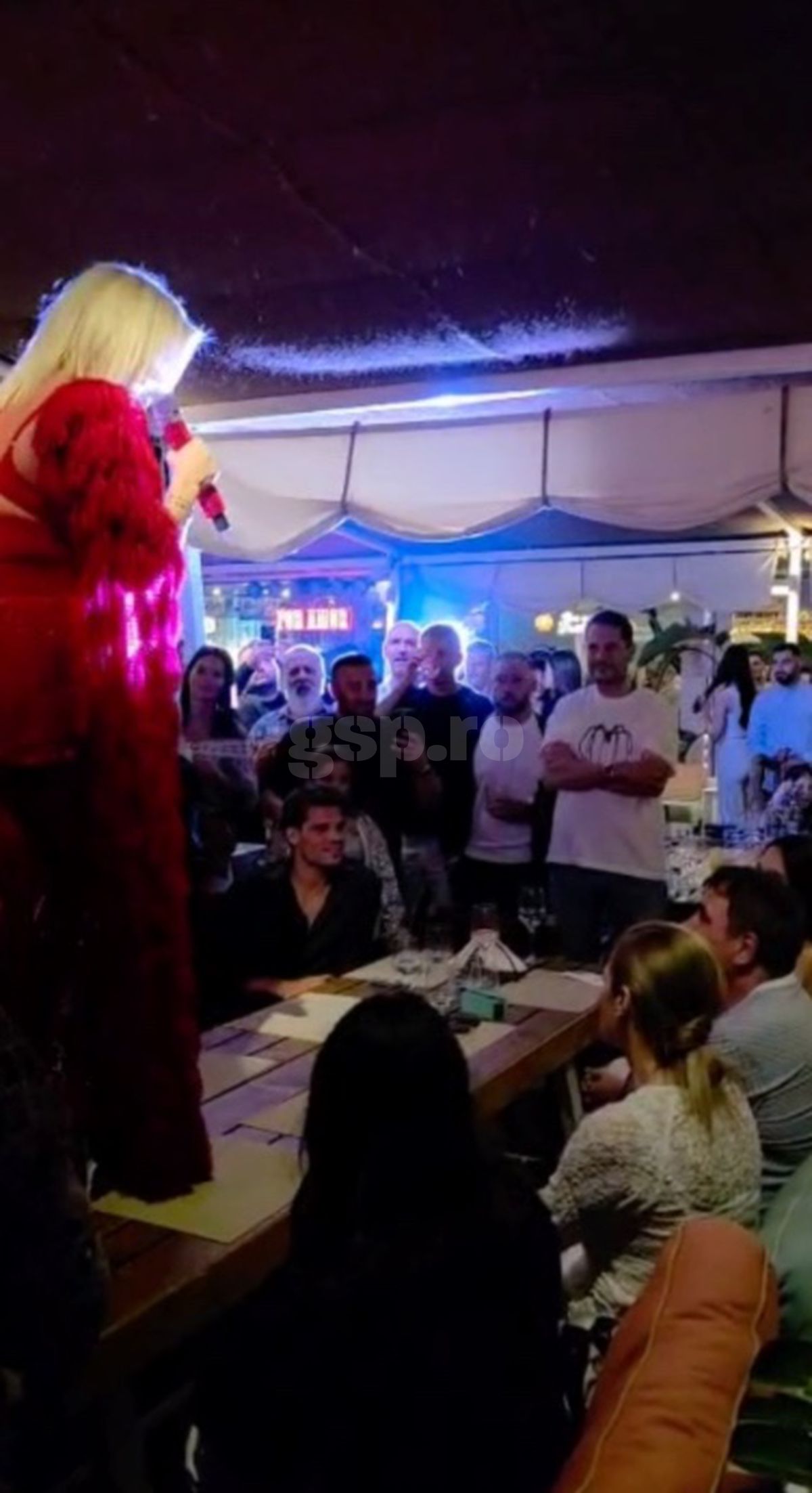 Loredana, show pe masa lui Gică și Ianis Hagi » Petrecere „legendară” joi seara în stațiunea Mamaia! Tot „numărul”, surprins de GSP