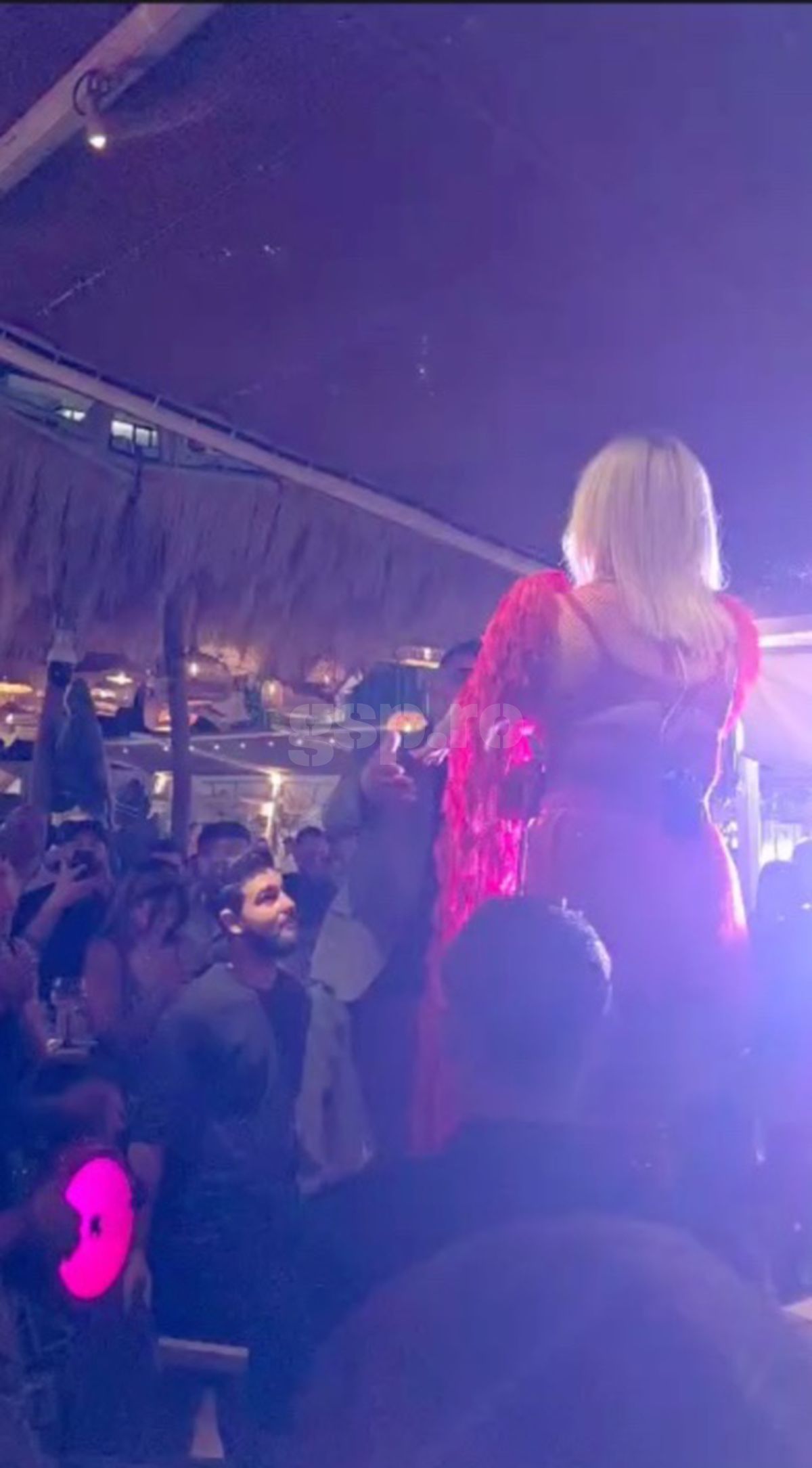 Loredana, show pe masa lui Gică și Ianis Hagi » Petrecere „legendară” joi seara în stațiunea Mamaia! Tot „numărul”, surprins de GSP