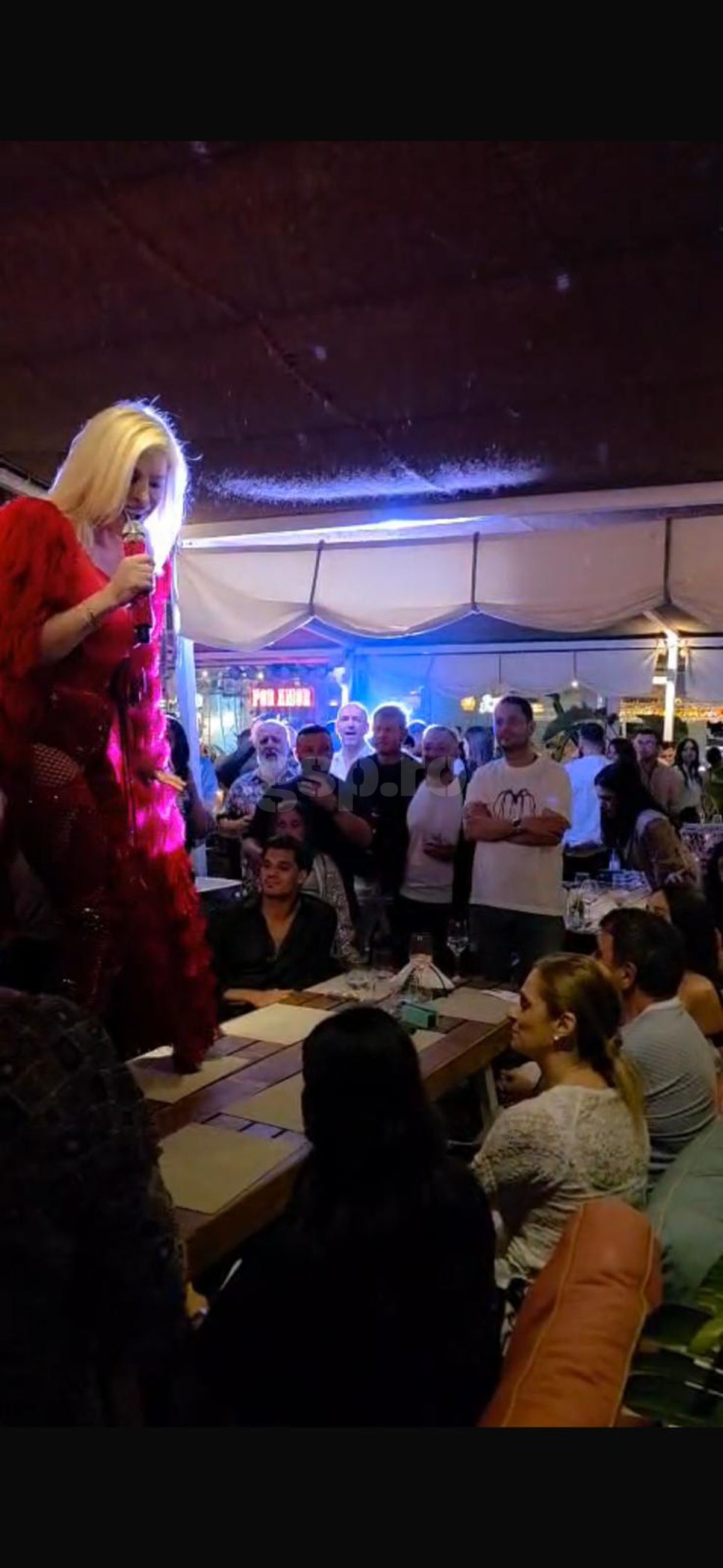 Loredana, show pe masa lui Gică și Ianis Hagi » Petrecere „legendară” joi seara în stațiunea Mamaia! Tot „numărul”, surprins de GSP