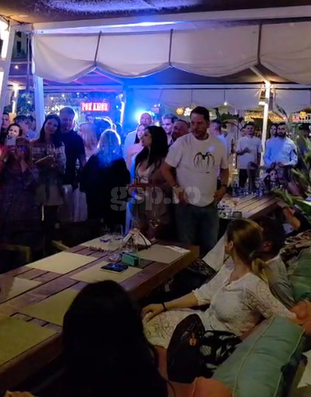 Loredana, show pe masa lui Gică și Ianis Hagi » Petrecere „legendară” joi seara în stațiunea Mamaia! Tot „numărul”, surprins de GSP