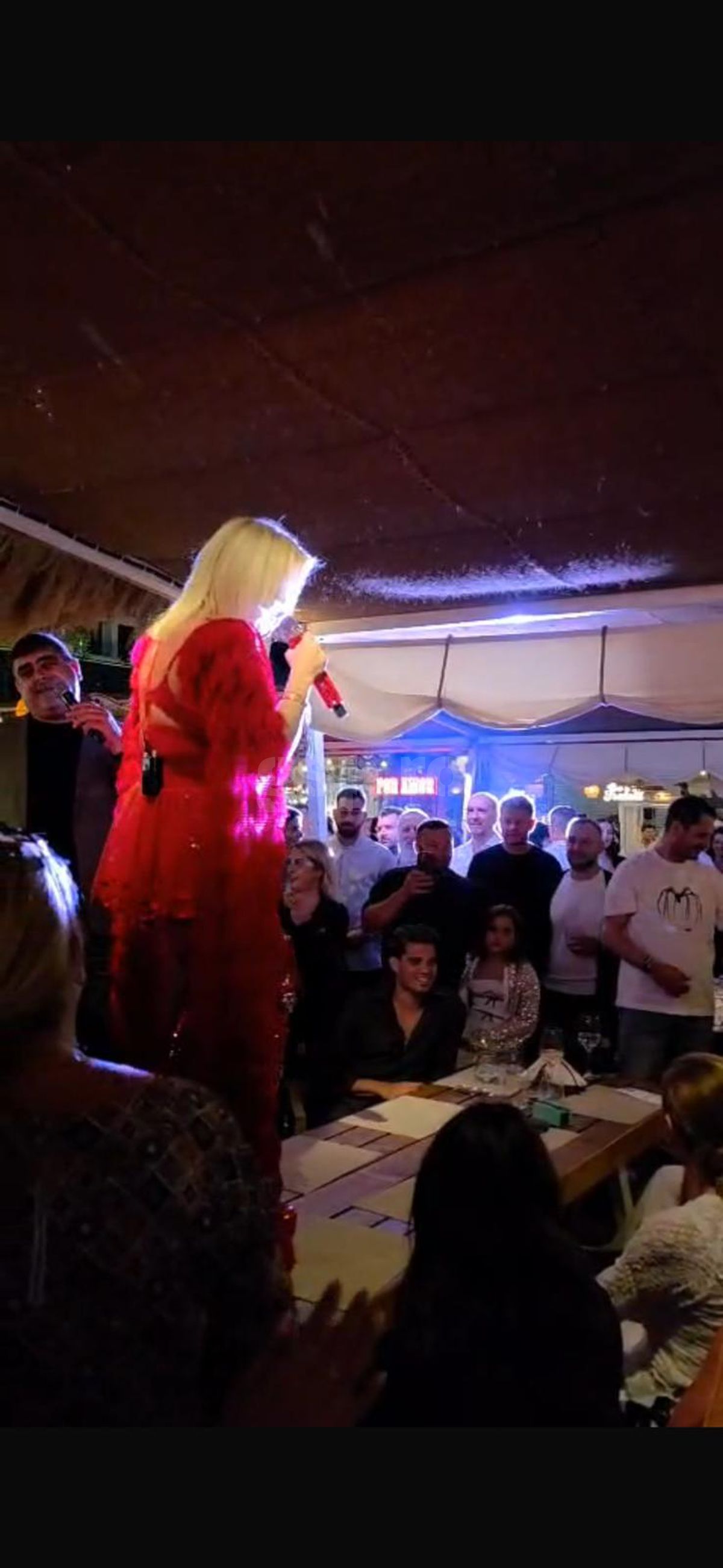 Loredana, show pe masa lui Gică și Ianis Hagi » Petrecere „legendară” joi seara în stațiunea Mamaia! Tot „numărul”, surprins de GSP