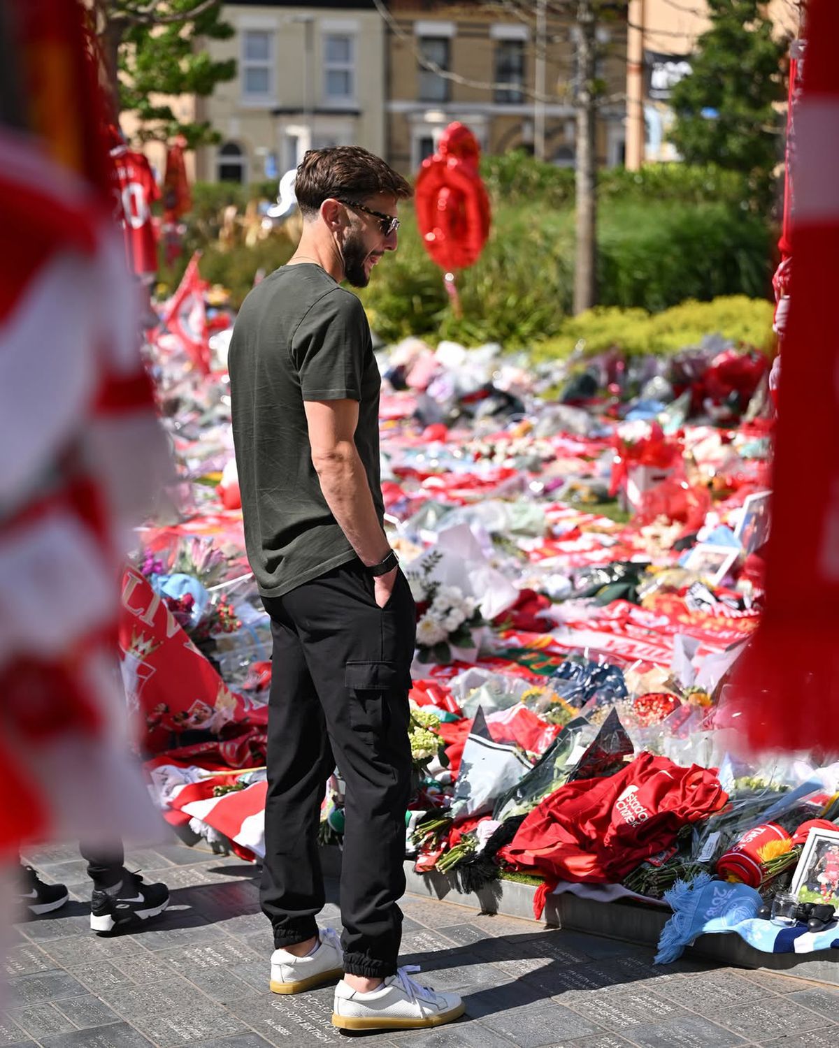 Jucătorul de la care Diogo Jota a „moștenit” numărul 20 la Liverpool a venit pe Anfield pentru a-i aduce un ultim omagiu portughezului