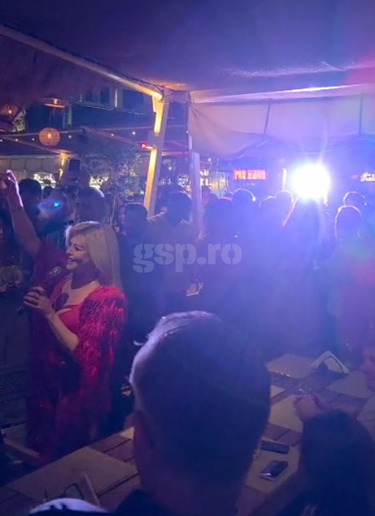Loredana, show pe masa lui Gică și Ianis Hagi » Petrecere „legendară” joi seara în stațiunea Mamaia! Tot „numărul”, surprins de GSP