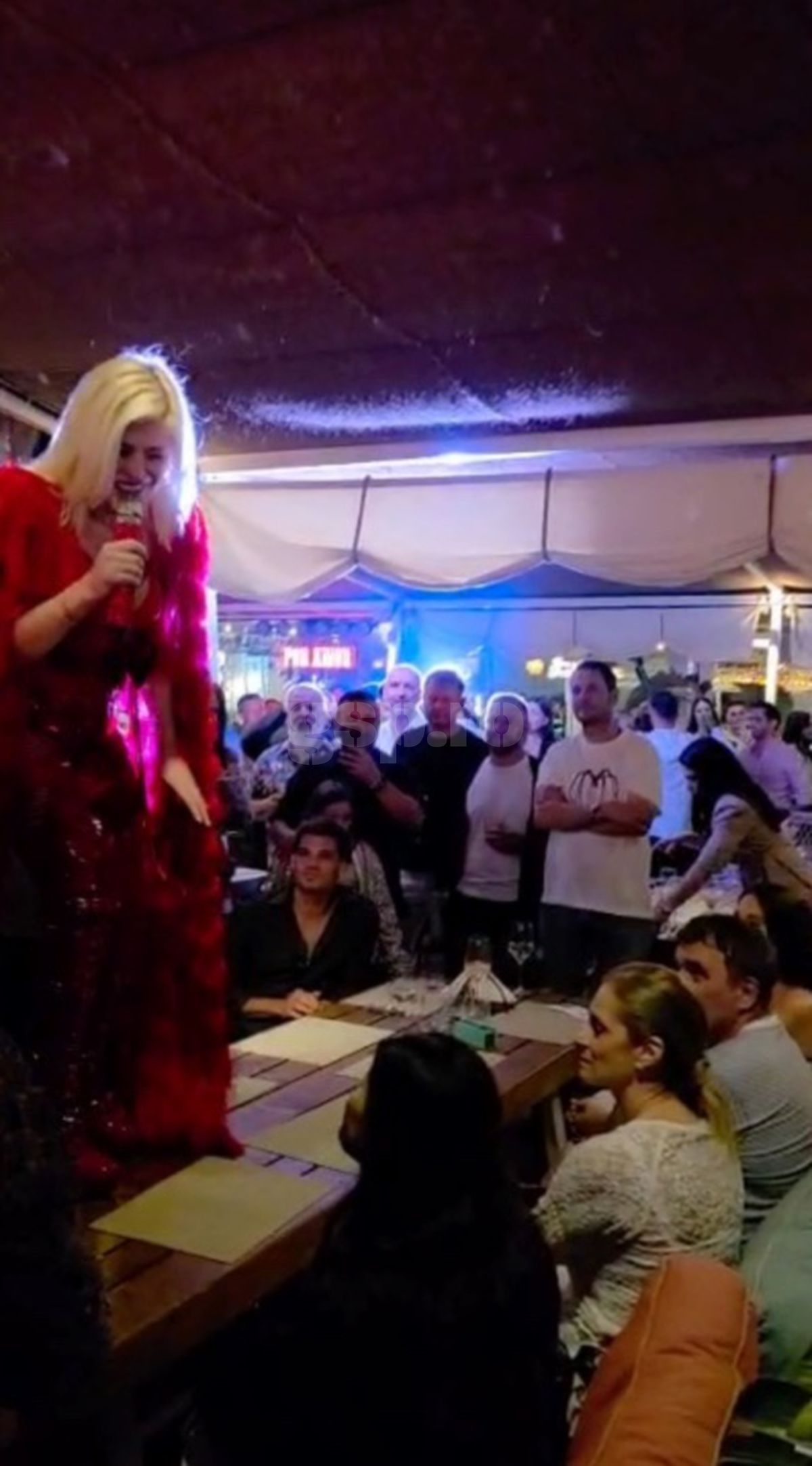 Loredana, show pe masa lui Gică și Ianis Hagi » Petrecere „legendară” joi seara în stațiunea Mamaia! Tot „numărul”, surprins de GSP