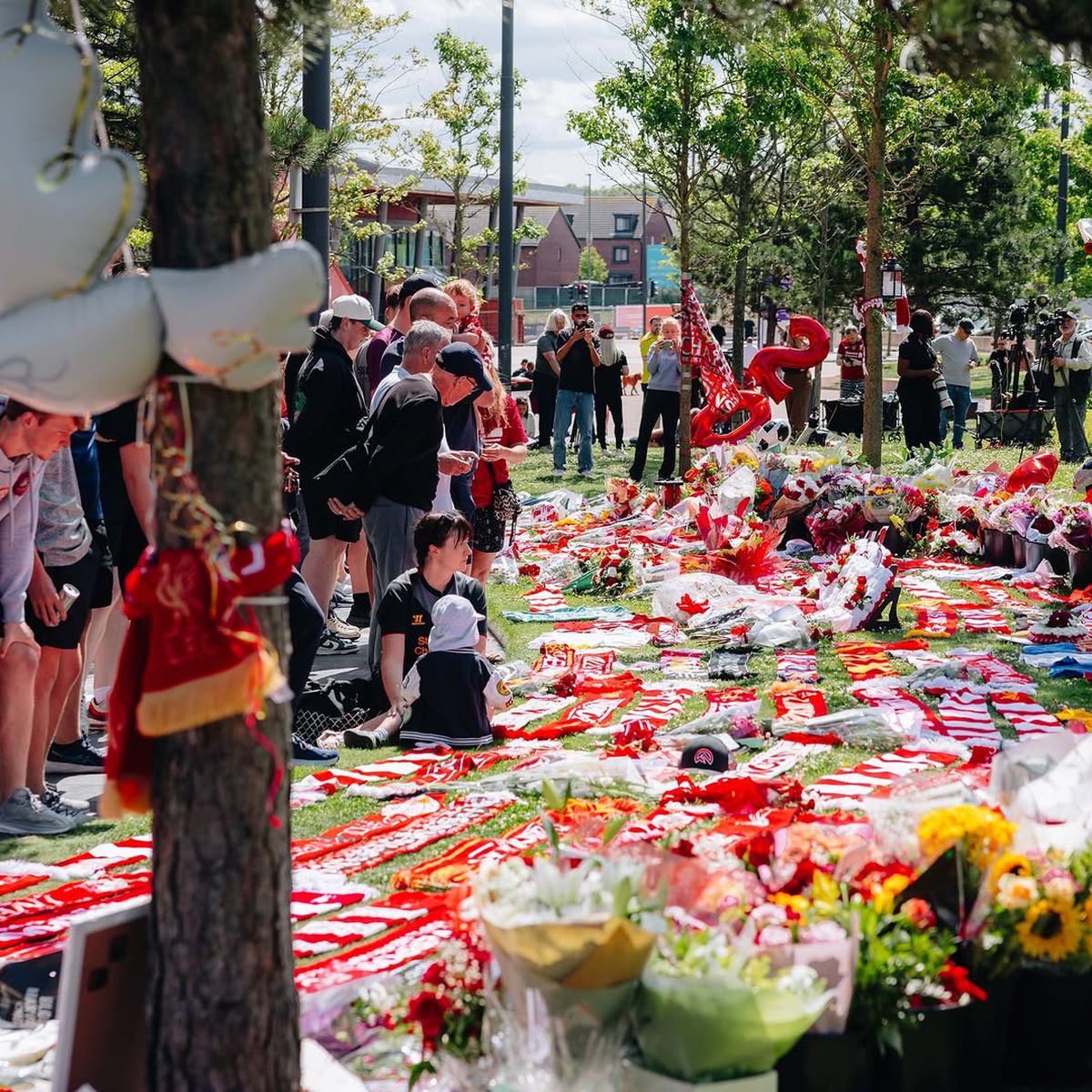 Liverpool, în doliu » Fanii și oamenii din fotbal îi aduc un ultim omagiu lui Diogo Jota: imagini înduioșătoare în apropierea Anfield Road