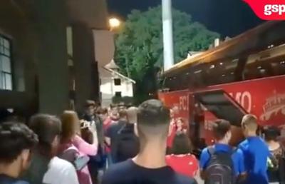 POLI IAȘI - DINAMO 2-0 // VIDEO Dinamoviștii, asaltați de fani în momentul plecării de la Iași: „Nu-i mai păcăliți pe copiii ăștia!”