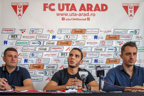 Erico da Silva (centru) este noul transfer realizat de UTA // foto: Facebook @ UTA Arad