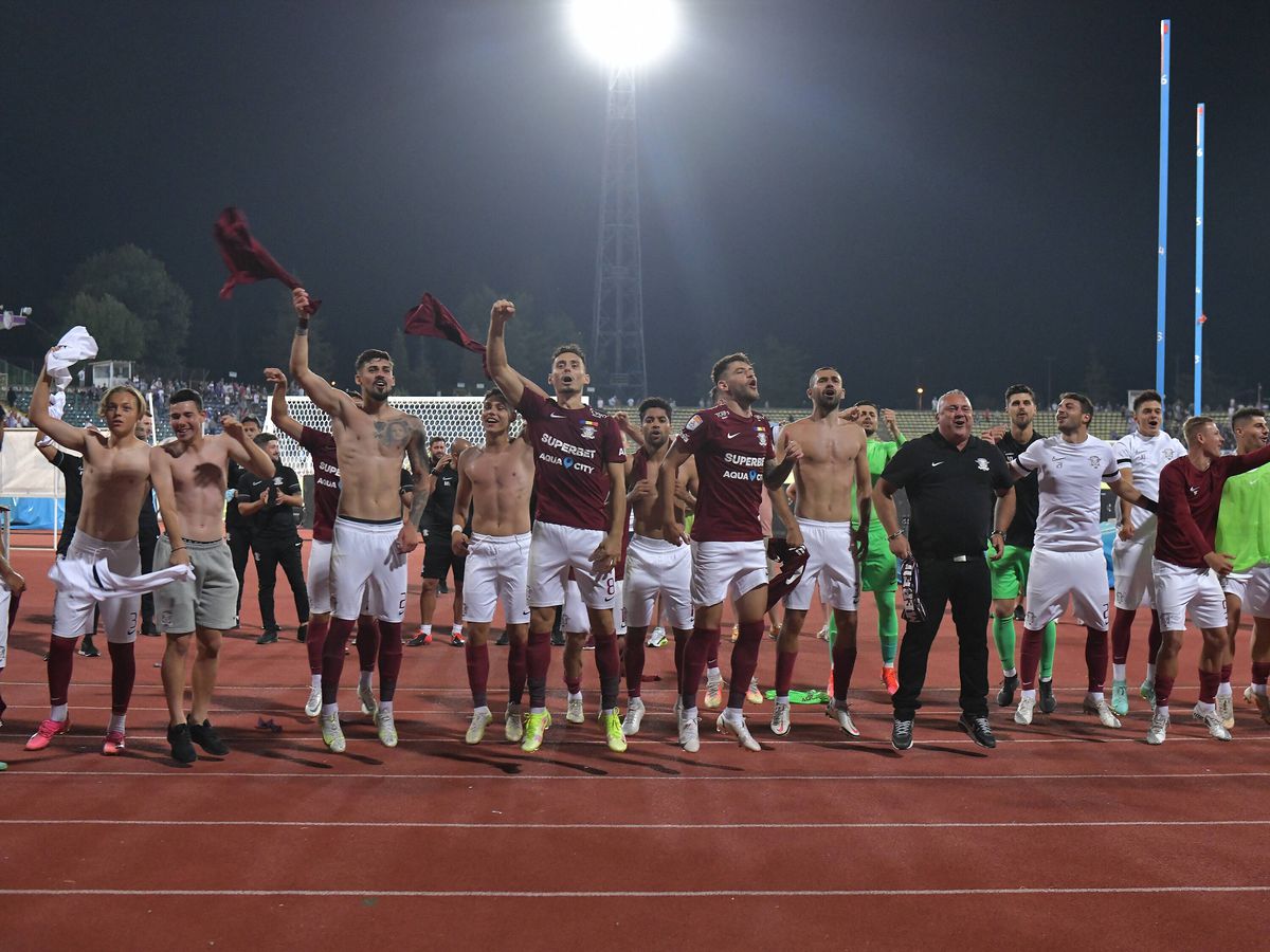 Viralul lunii în Liga 1 » Filmarea care face înconjurul României: ce se întâmpla în mijlocul galeriei rapidiste la Pitești. Peste 5.000 de like-uri!