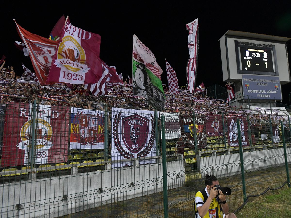 Viralul lunii în Liga 1 » Filmarea care face înconjurul României: ce se întâmpla în mijlocul galeriei rapidiste la Pitești. Peste 5.000 de like-uri!