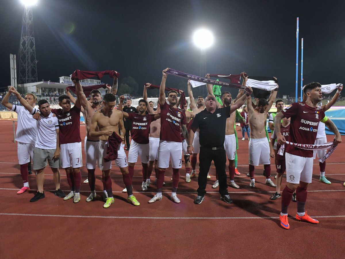 Viralul lunii în Liga 1 » Filmarea care face înconjurul României: ce se întâmpla în mijlocul galeriei rapidiste la Pitești. Peste 5.000 de like-uri!