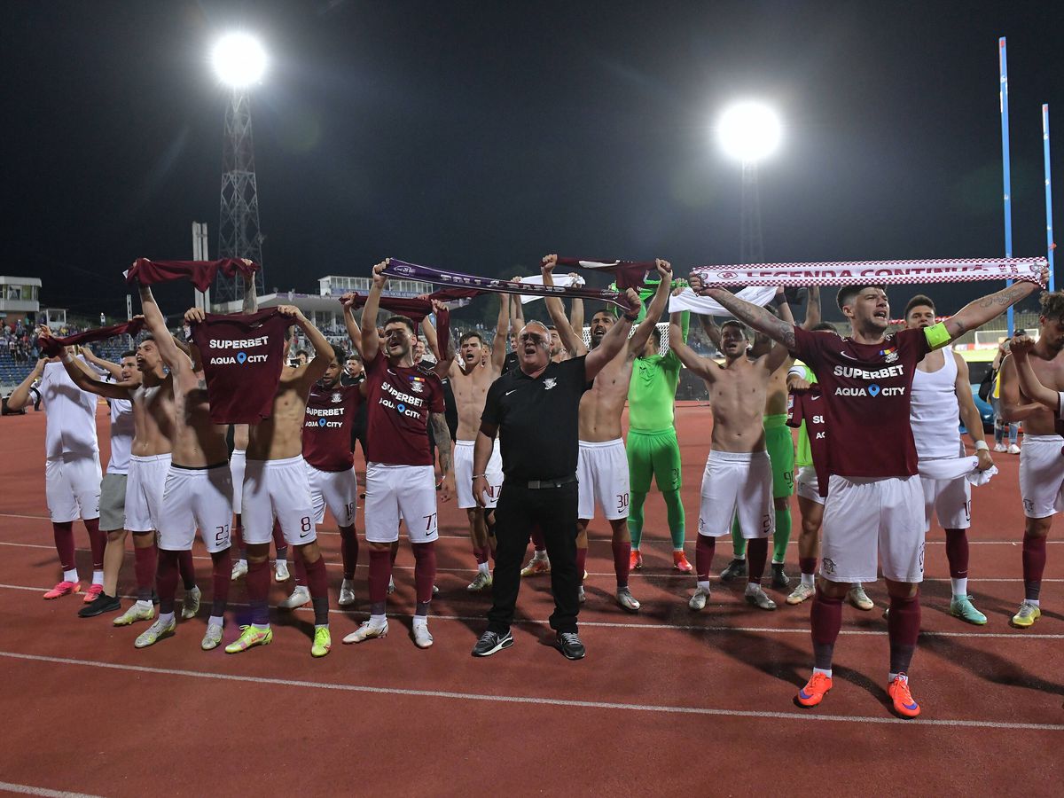 Viralul lunii în Liga 1 » Filmarea care face înconjurul României: ce se întâmpla în mijlocul galeriei rapidiste la Pitești. Peste 5.000 de like-uri!