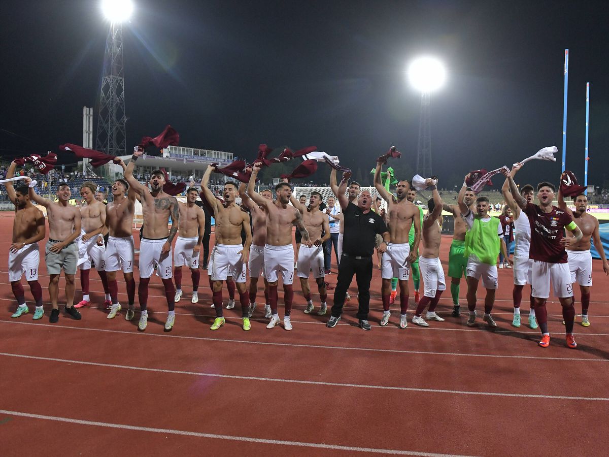 Viralul lunii în Liga 1 » Filmarea care face înconjurul României: ce se întâmpla în mijlocul galeriei rapidiste la Pitești. Peste 5.000 de like-uri!