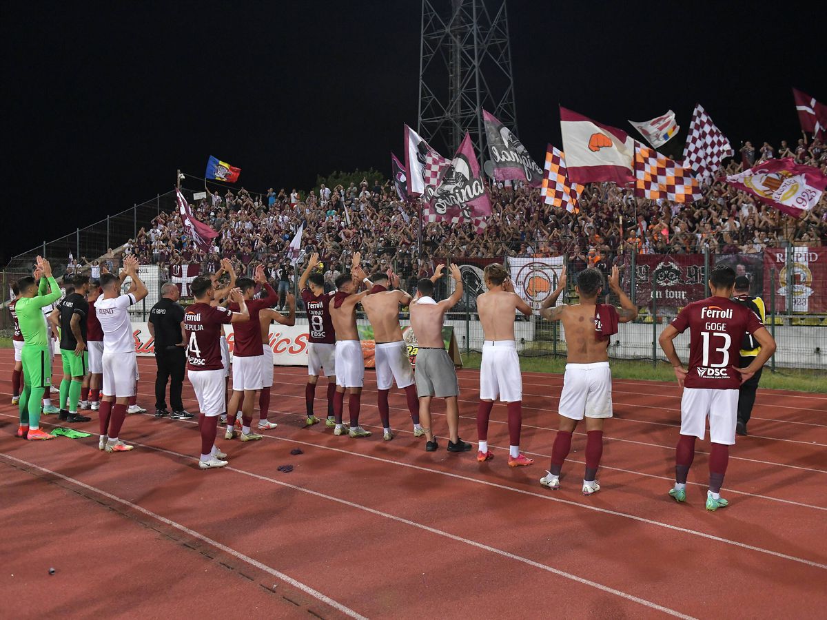 Viralul lunii în Liga 1 » Filmarea care face înconjurul României: ce se întâmpla în mijlocul galeriei rapidiste la Pitești. Peste 5.000 de like-uri!