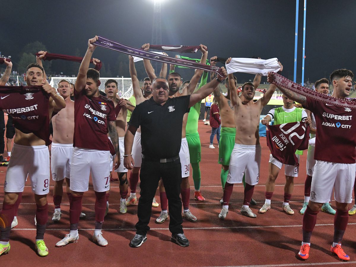 Viralul lunii în Liga 1 » Filmarea care face înconjurul României: ce se întâmpla în mijlocul galeriei rapidiste la Pitești. Peste 5.000 de like-uri!