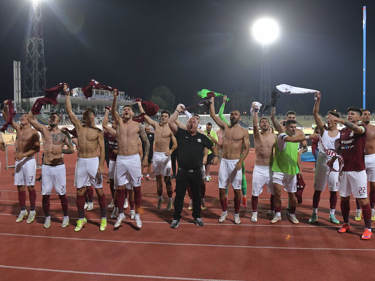 Viralul lunii în Liga 1 » Filmarea care face înconjurul României: ce se întâmpla în mijlocul galeriei rapidiste la Pitești. Peste 5.000 de like-uri!