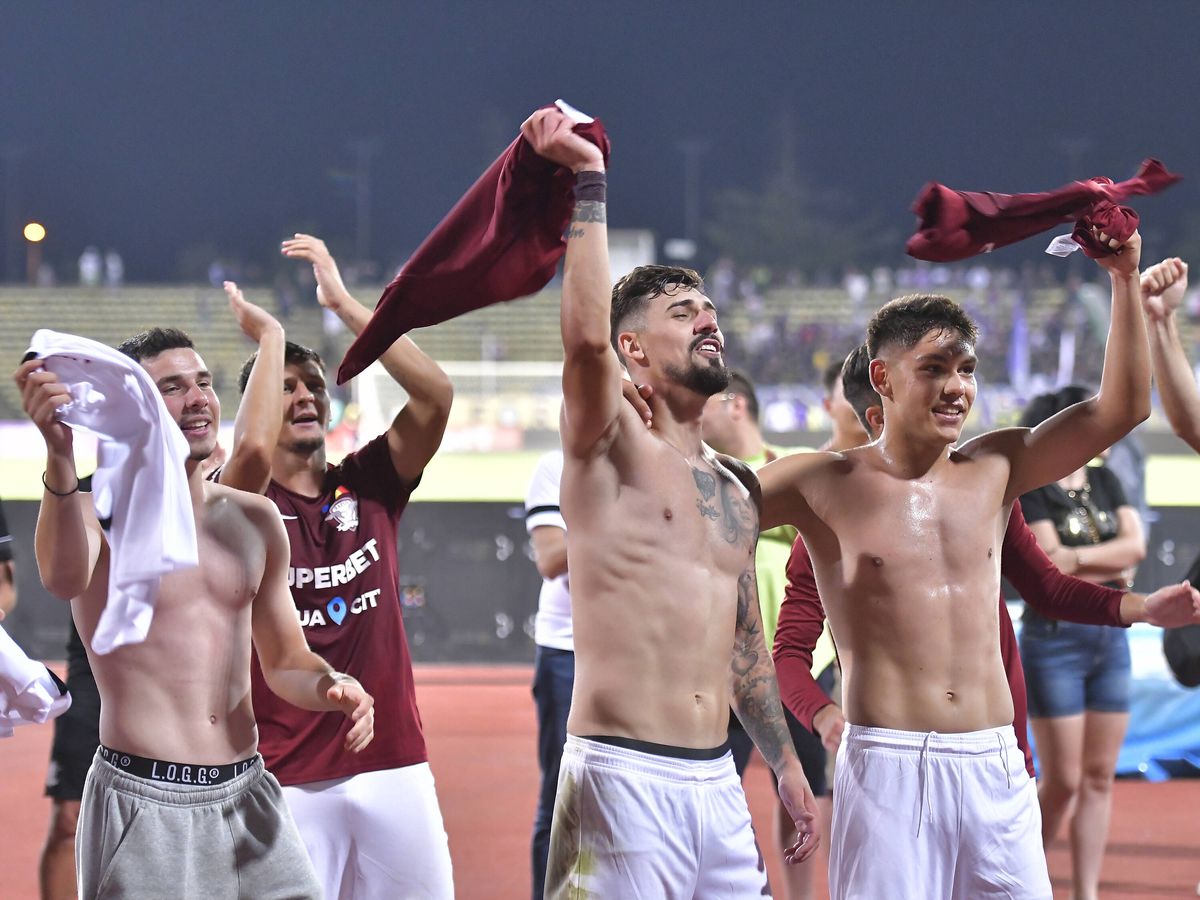 Viralul lunii în Liga 1 » Filmarea care face înconjurul României: ce se întâmpla în mijlocul galeriei rapidiste la Pitești. Peste 5.000 de like-uri!