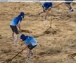 Voluntarii japonezi au fost mereu atenți ca totul să decurgă perfect, aici aranjând nisipul la volei pe plajă