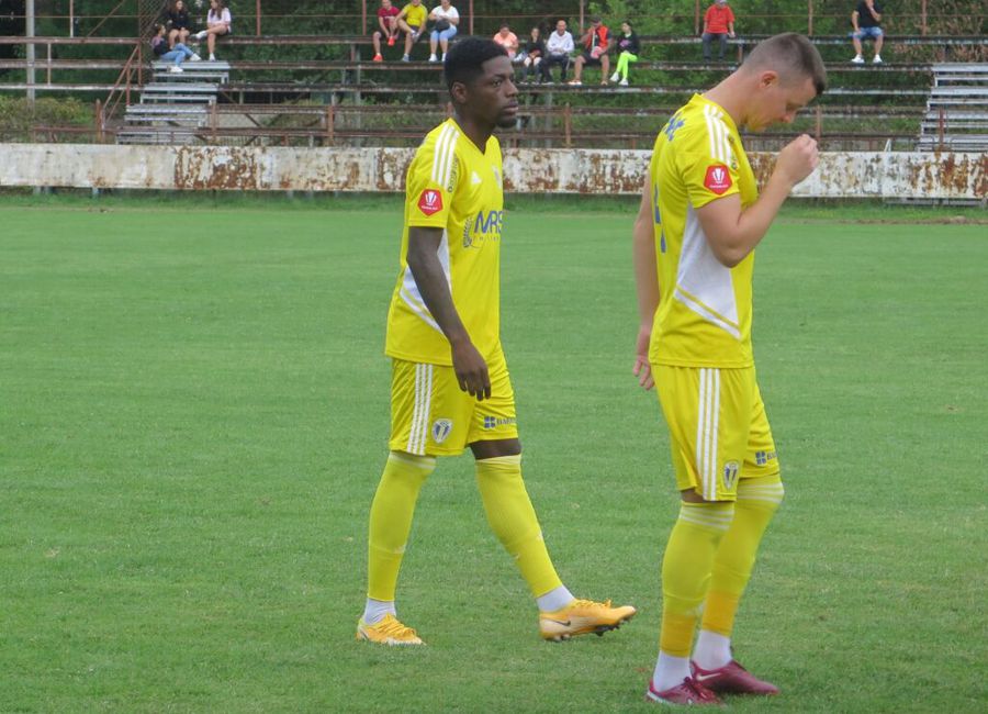 Harrison Manzala Tusumgama, în stânga imaginii Petrolul testează un fotbalist care a înscris împotriva lui PSG