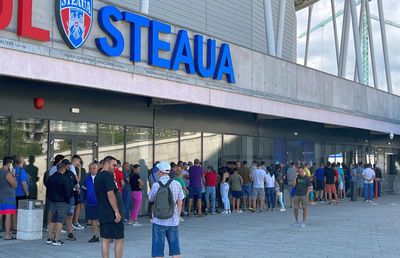 S-au deschis casele de bilete din Ghencea » Zeci de oameni așteptau deja la coadă. Imagini de la reporterii GSP
