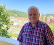 Dorin Necula pe terasa casei sale din Șcheii Brașovului, cu centrul orașului pe fundal FOTO Andrei Crăițoiu (Brașov)