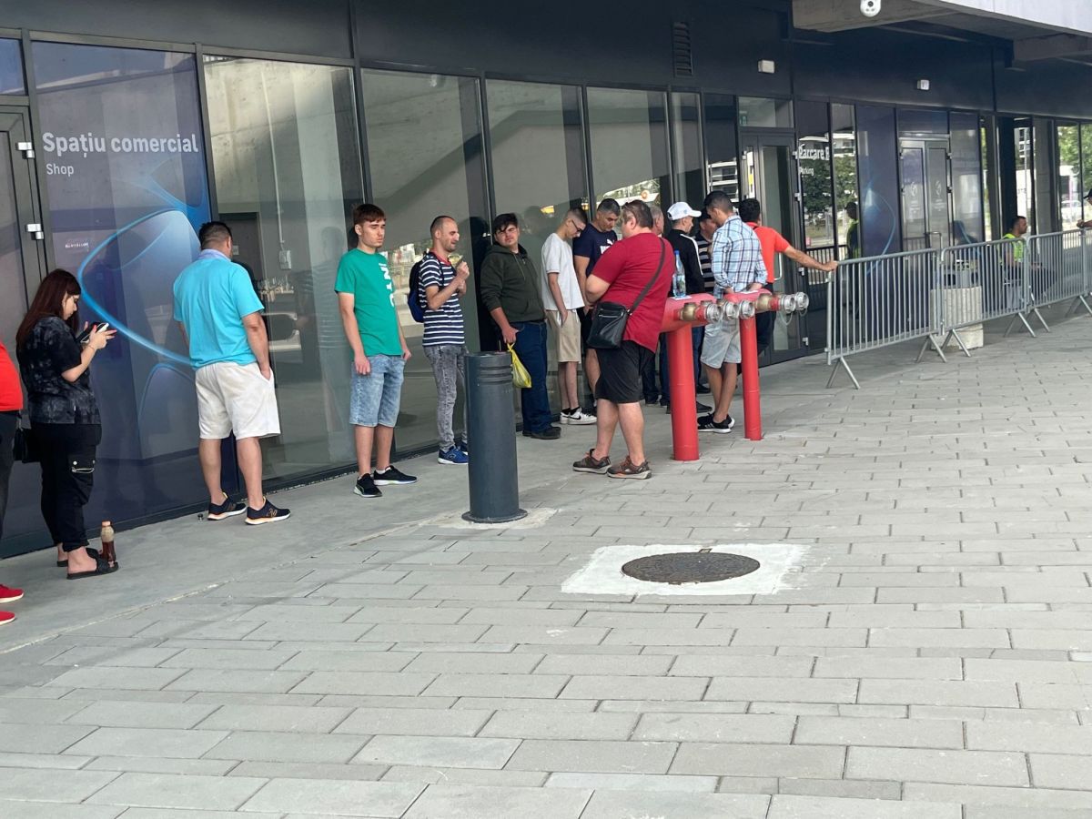 S-au deschis casele de bilete din Ghencea » Zeci de oameni așteptau deja la coadă. Imagini de la reporterii GSP