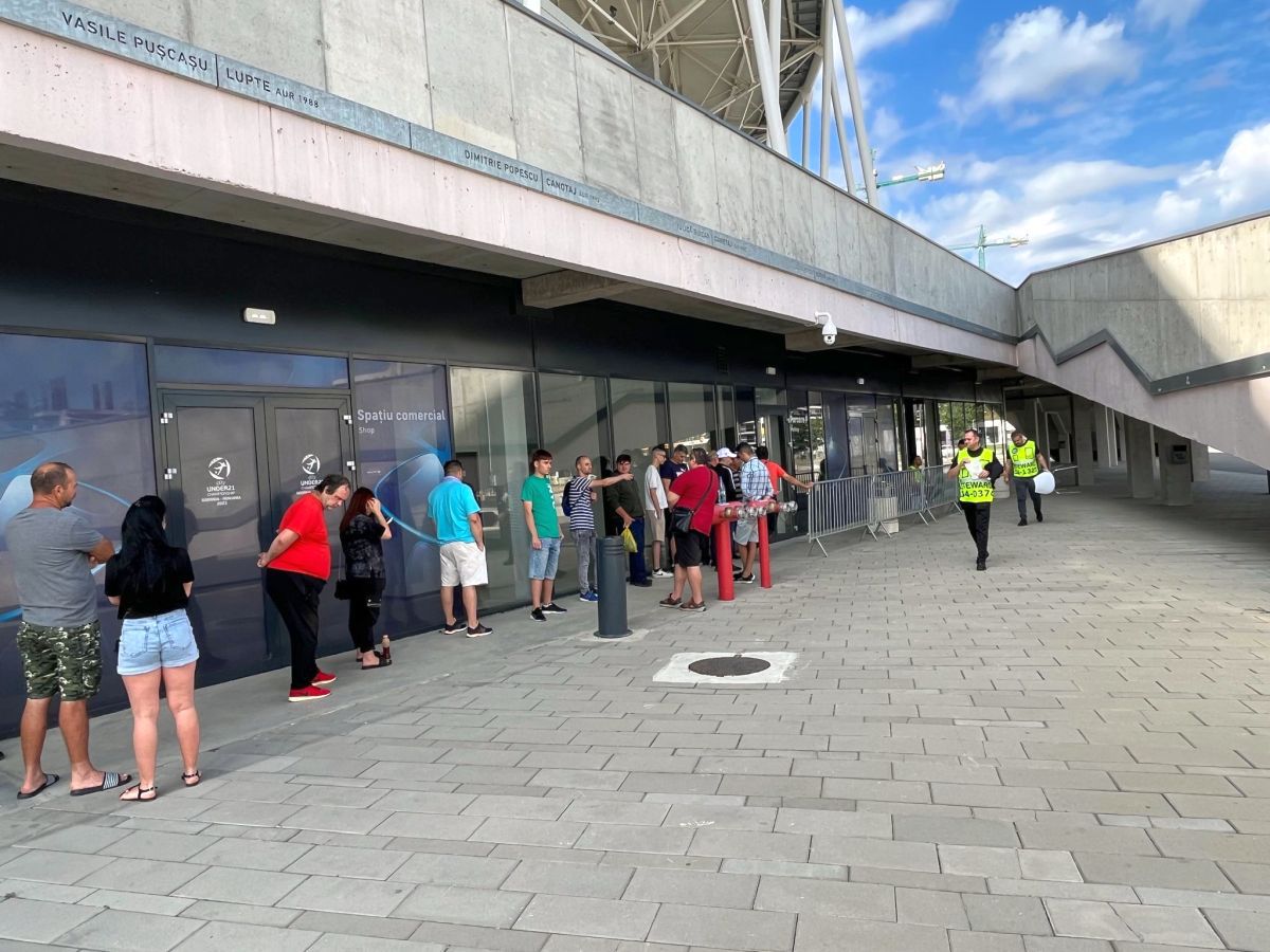 S-au deschis casele de bilete din Ghencea » Zeci de oameni așteptau deja la coadă. Imagini de la reporterii GSP