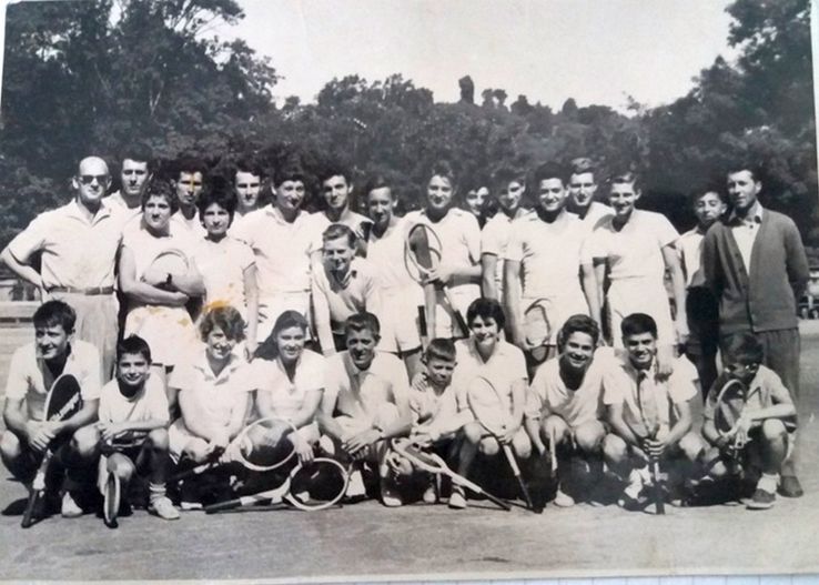 Lotul de tenis al României din 1960. Necula, penultimul de jos în partea dreapta a imaginii FOTO Arhivă personală