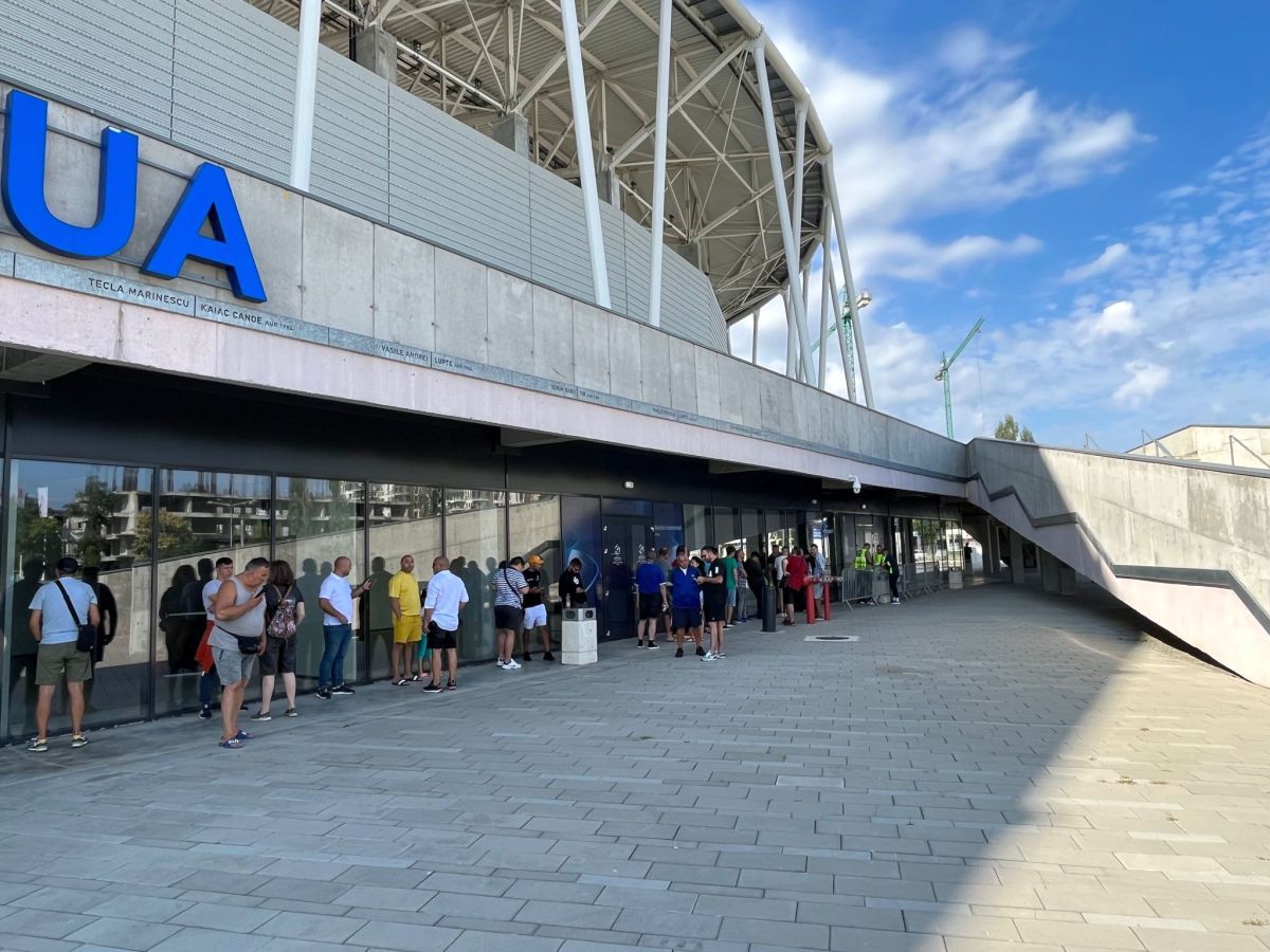 S-au deschis casele de bilete din Ghencea » Zeci de oameni așteptau deja la coadă. Imagini de la reporterii GSP