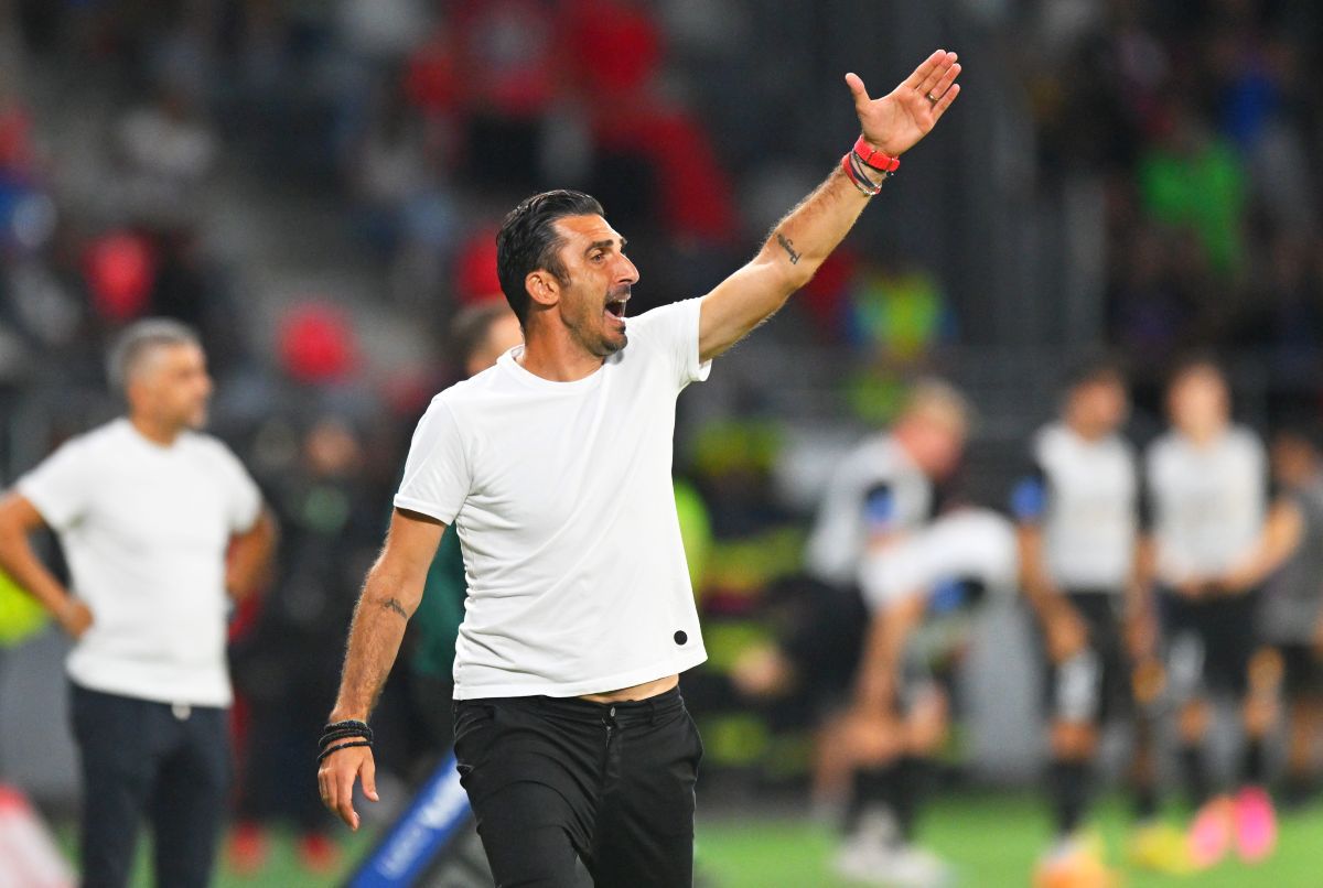 Charalambous, iritat de o întrebare primită în conferință: „Mă întrebați de fiecare dată? O fac pentru că așa vreau!”