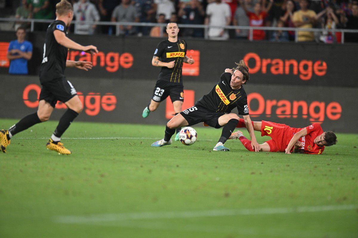 FCSB a cerut trei penalty-uri cu Nordsjaelland! tribunele au explodat: „Hoții, hoții!” » Fotoreporterul GSP a surprins cadru cu cadru cea mai fierbinte fază a meciului