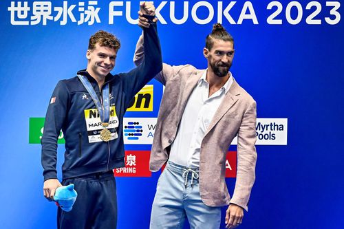 Michael Phelps felicitându-l pe Leon Marchand, cel care i-a bătut recordul mondial la 400 m mixt Foto Imago