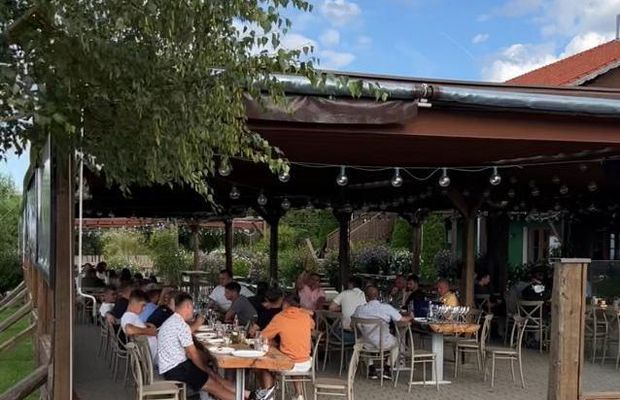 Moda ieșirilor la masă în Liga 1: toată echipa, cu antrenori și cu conducere, în natură. Replica tehnicianului al cărui post este vânat!