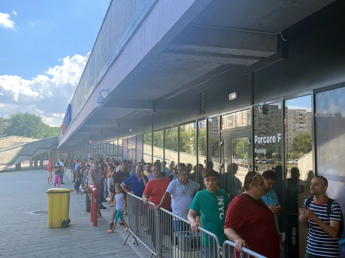 S-au deschis casele de bilete din Ghencea » Zeci de oameni așteptau deja la coadă. Imagini de la reporterii GSP