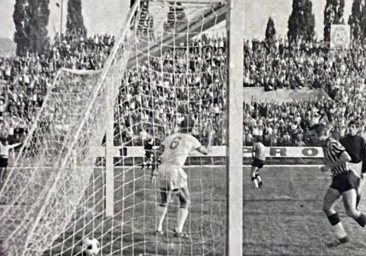 Gol cu capul într-un meci cu UTA în fața unui stadion plin până la refuz, la Brașov FOTO Arhivă personală