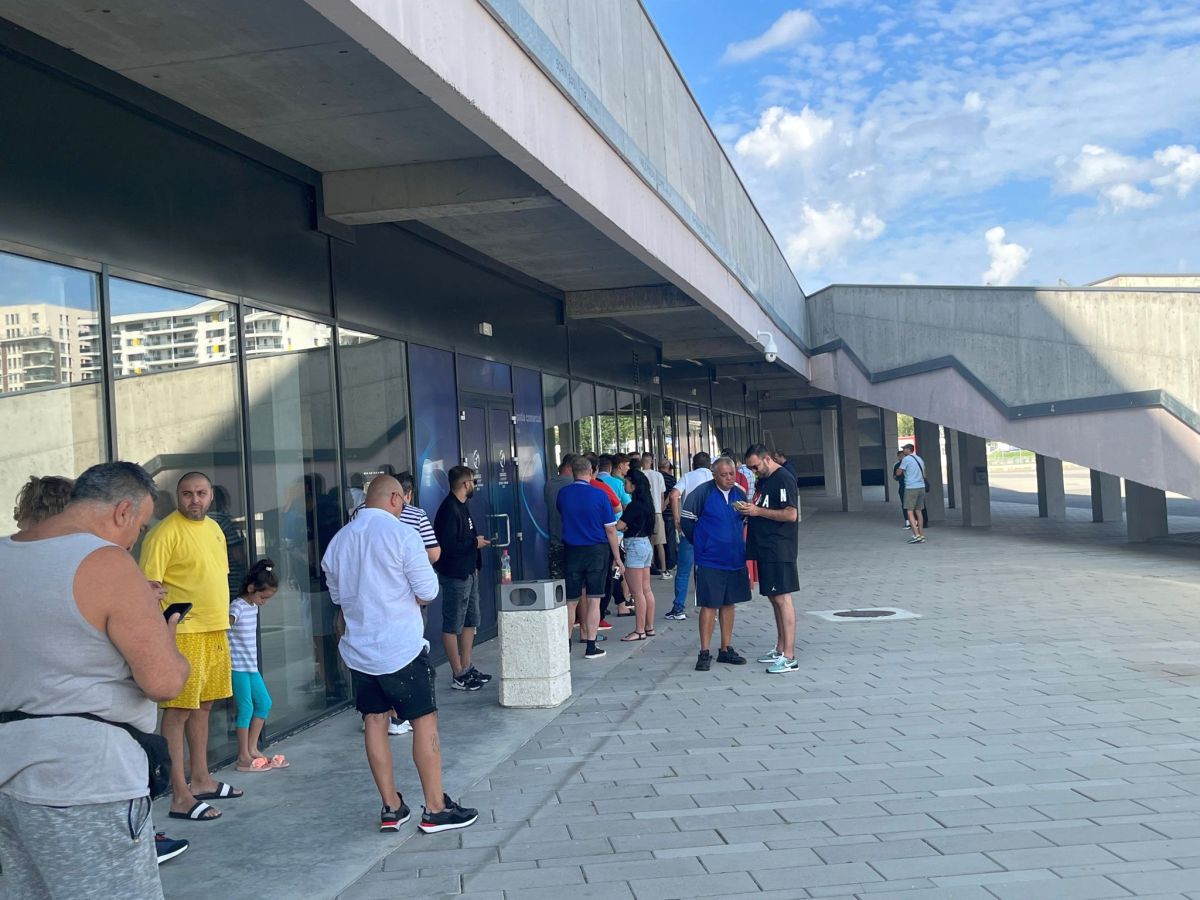 S-au deschis casele de bilete din Ghencea » Zeci de oameni așteptau deja la coadă. Imagini de la reporterii GSP