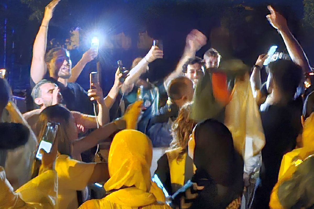 Imane i-a unit! Imagini spectaculoase surprinse de Gazeta în miez de noapte la Paris: sute de algerieni au celebrat pe străzi medalia de aur a noii eroine a țării: „Khelif, regina noastră!”