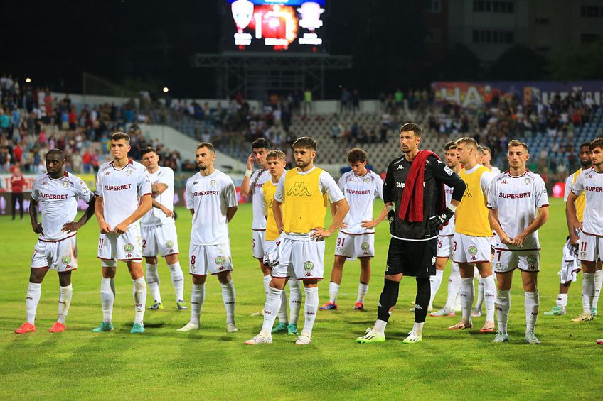 Imediat după ultimul fluier final al partidei dintre Gloria Buzău și Rapid, terminată la egalitate, scor 1-1, au avut loc scene reprobabile, fanii giuleștenilor fiind în prim-plan.  Foto: Ionuț Iordache (GSP)