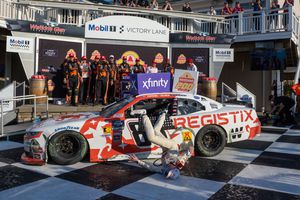 Accident stupid în NASCAR » A vrut să sărbătorească victoria, dar și-a rupt clavicula. Atenție, imagini dure!