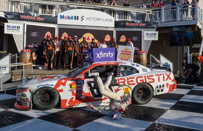 Accident stupid în NASCAR » A vrut să sărbătorească victoria, dar și-a rupt clavicula. Atenție, imagini dure!