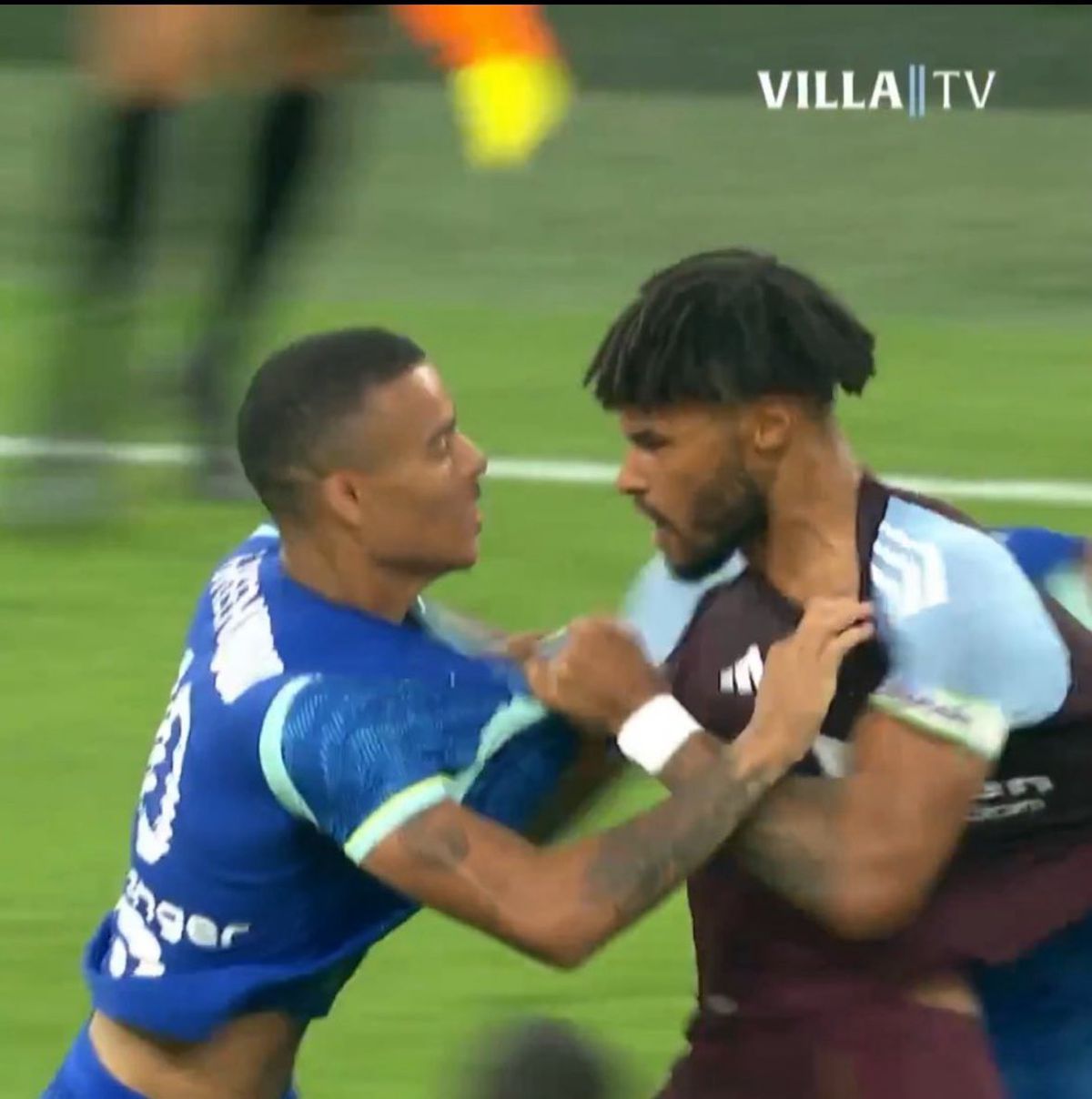 Internaționalii englezi au fost la un pas de bătaie » A „sfâșiat” tricoul de pe el