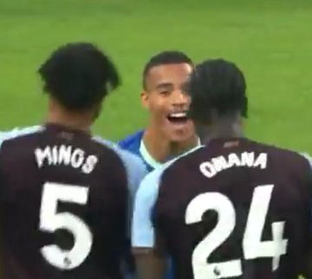 Internaționalii englezi au fost la un pas de bătaie » A „sfâșiat” tricoul de pe el