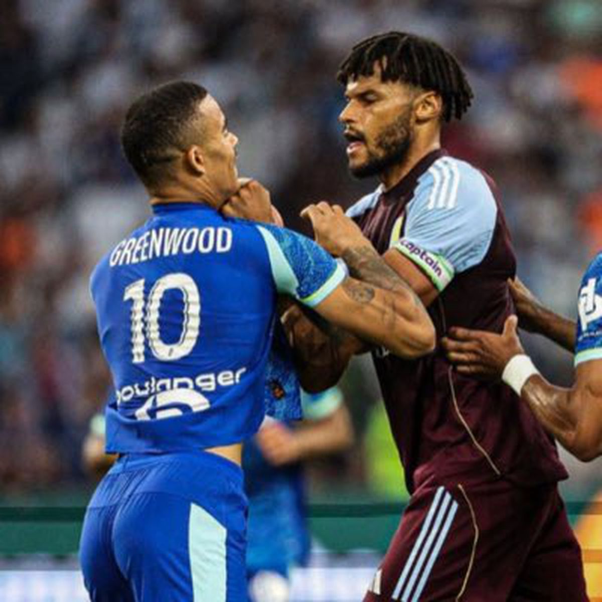 Internaționalii englezi au fost la un pas de bătaie » A „sfâșiat” tricoul de pe el