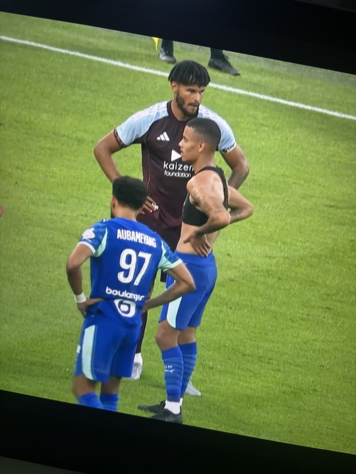 Internaționalii englezi au fost la un pas de bătaie » A „sfâșiat” tricoul de pe el