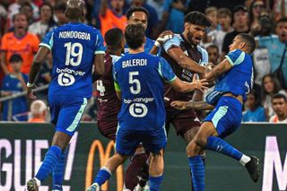 Internaționalii englezi au fost la un pas de bătaie » A „sfâșiat” tricoul de pe el