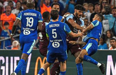 Internaționalii englezi au fost la un pas de bătaie » A „sfâșiat” tricoul de pe el