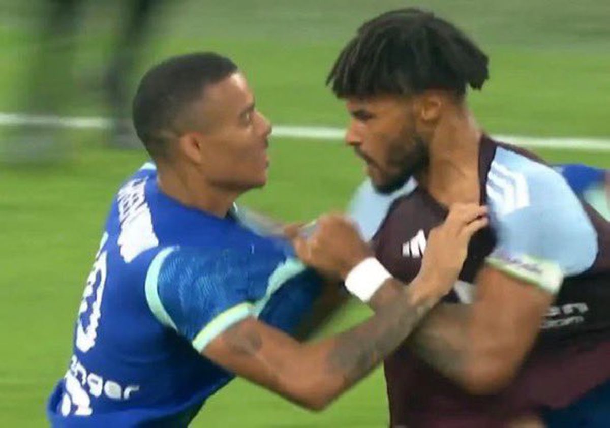 Internaționalii englezi au fost la un pas de bătaie » A „sfâșiat” tricoul de pe el