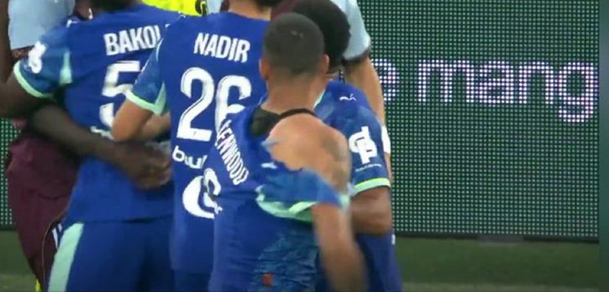 Internaționalii englezi au fost la un pas de bătaie » A „sfâșiat” tricoul de pe el