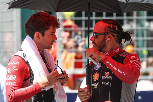 Charles Leclerc îl apară pe Lewis Hamilton // FOTO: Imago