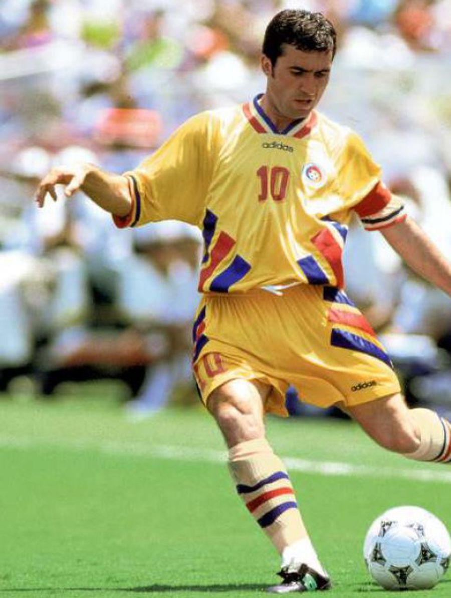 Gică Hagi, la echipa națională la Cupa Mondială din SUA 1994 / Foto: France Football Gică Hagi, star în revista France Football! » „Am fost la două degete să-l înlocuiesc pe Maradona” + „Înaintea meciului cu Suedia, eu aveam Balonul de Aur”